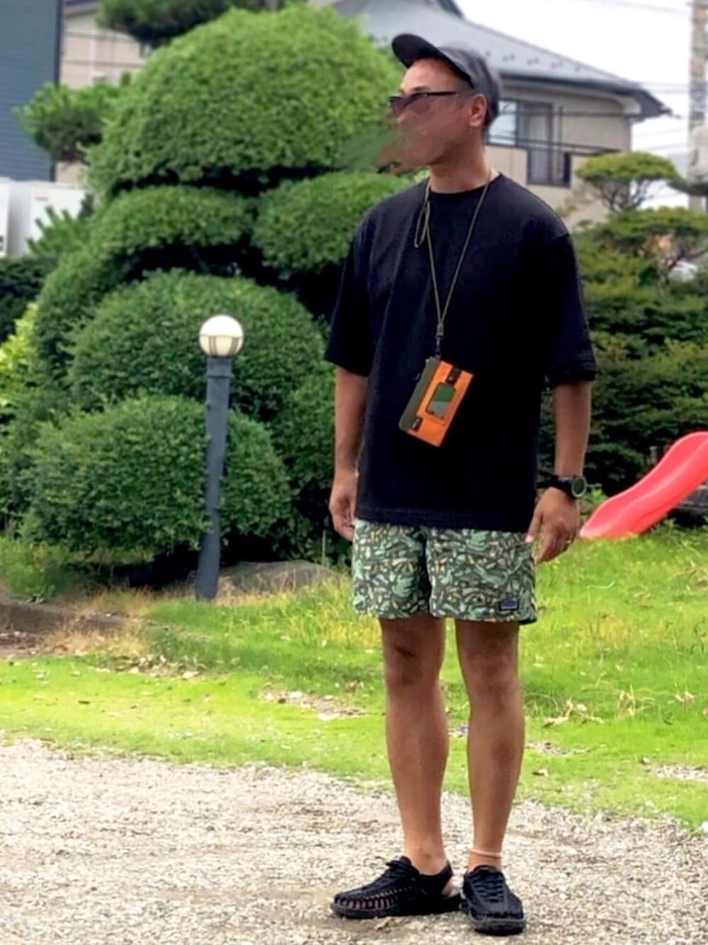 「夏コーデ、シンプルコーデ、patagonia、キャップ、バギーズショーツ、UNIQLO、Tシャツ、keen、WEEKEND(ER)&CO.、夏はいつもこんな感じ」｜「UNIQLOのエアリズムコットンオーバーサイズTシャツ（5分袖）（Tシャツ/カットソー、ブラック系）」を使った、惣-sou-さん（メンズ・176cm）の夏コーディネートの1枚目の写真