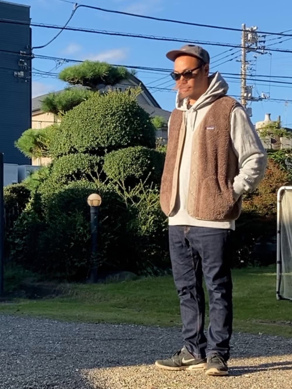 「秋のコーデ、きまわしコーデ、patagonia、キャップ、ロスガトスベスト、ユニクロ、パーカー、GRAMICCI、nike sb 、朝日を浴びる」｜「patagoniaのスタンドアップキャップ（キャップ、グレー系）」を使った、惣-sou-さん（メンズ・176cm）の秋コーディネートの1枚目の写真