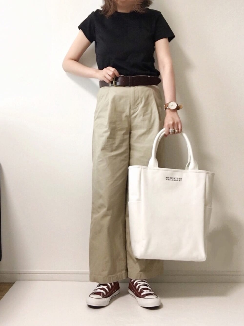 「ユニクロ、UNIQLO、UNIQLO U、チノパン、コンバース、converse、トートバッグ、ママコーデ、夏コーデ、カジュアルコーデ」｜「UNIQLOのクルーネックT（半袖）（Tシャツ/カットソー、ブラック系）」を使った、maiko さん（レディース・158cm）の夏コーディネートの1枚目の写真