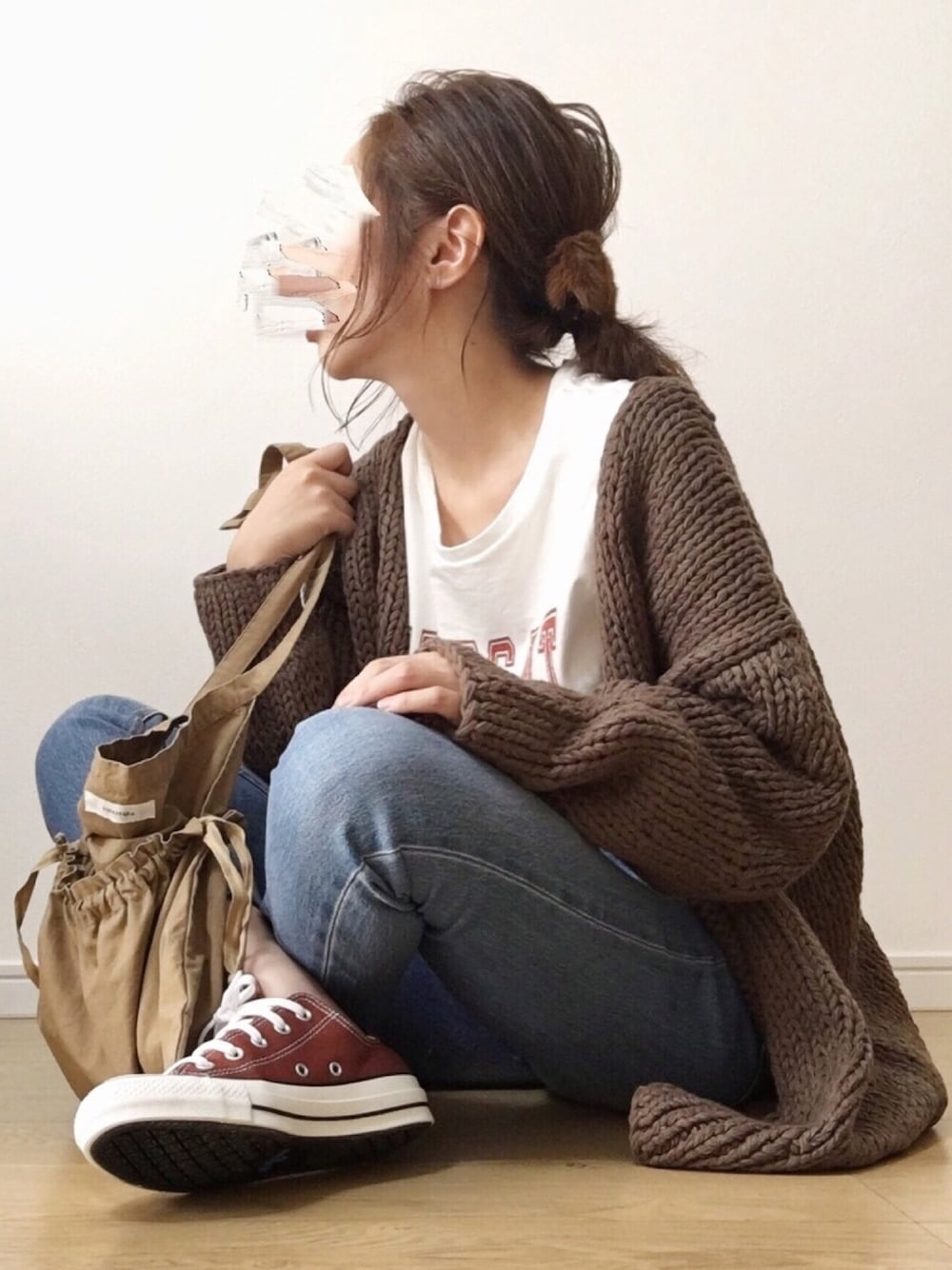 「秋服準備はじめました、ニットカーディガン、バレッタ、モフモフ、ファー小物、プリントT、GU、テーパードアンクルジーンズ、秋、コンバース」｜「KhajuのKhaju:フェイクファーバレッタ◆（バレッタ/ヘアクリップ、イエロー系）」を使った、maiko さん（レディース・158cm）の秋コーディネートの1枚目の写真