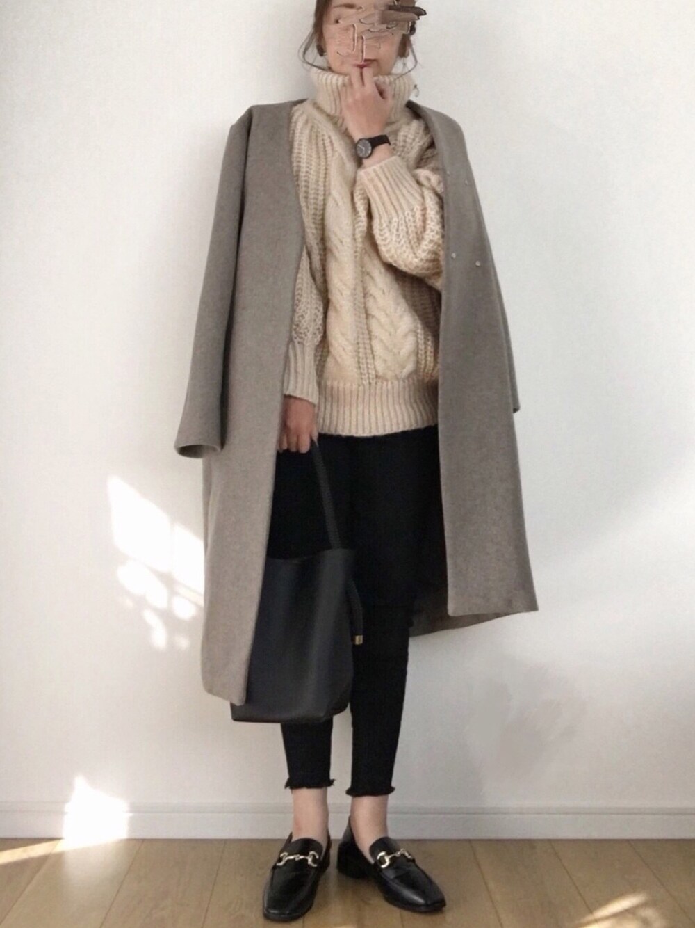 「大人カジュアル、ノーカラーコート、ロングコート、スキニー、ローファー、ケーブルニット、タートルネック、PR、SKAGEN、冬コーデ」｜「KBFのファーティペットコート（その他アウター、グレー系）」を使った、maiko さん（レディース・158cm）の冬コーディネートの1枚目の写真
