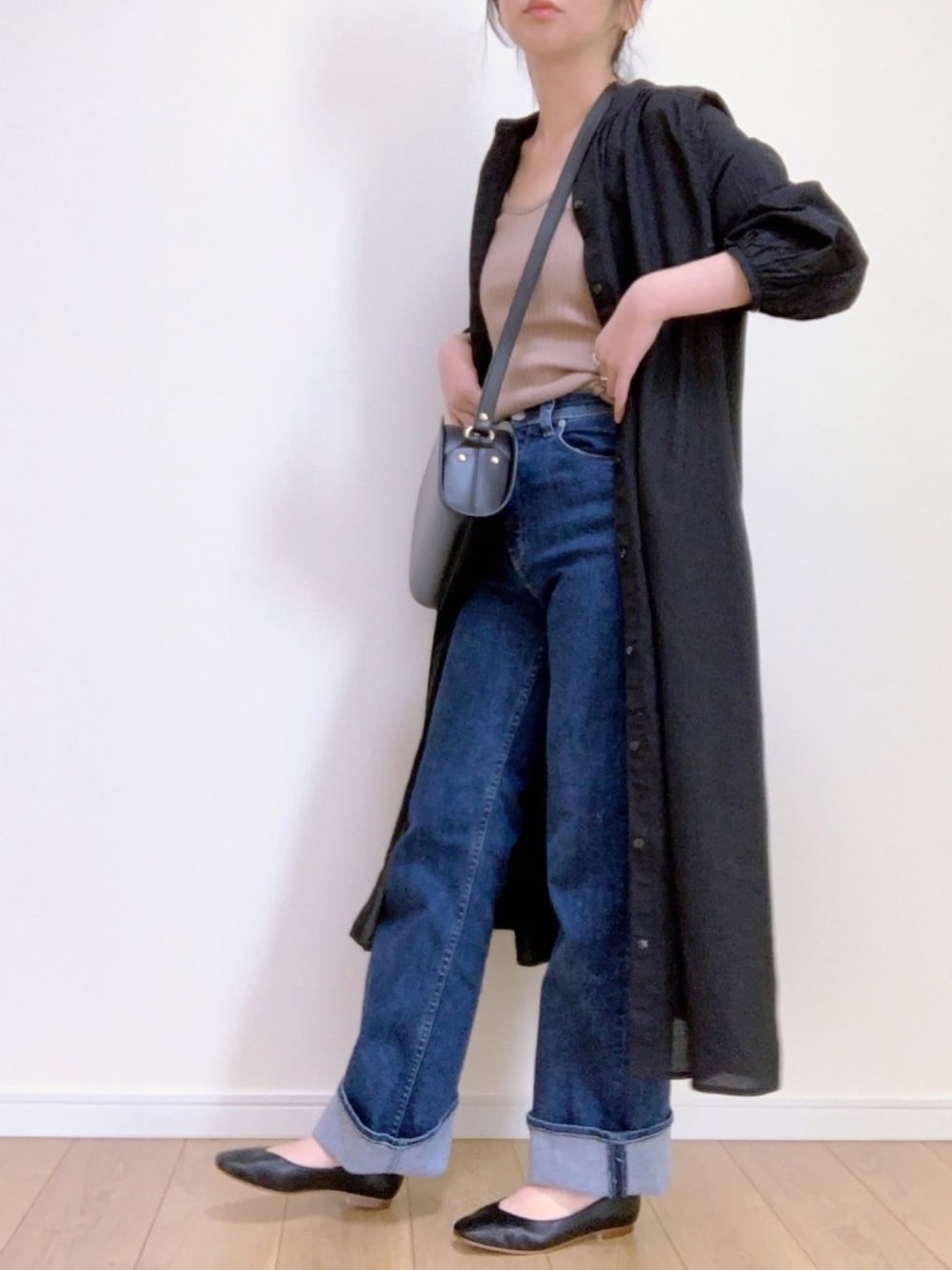 「シャツワンピース、ロングシャツ、フレアデニム、ロールアップ、フラットシューズ、ショルダーバッグ、リブタンクトップ、春コーデ、ラクチンコーデ、ママコーデ」｜「URBAN RESEARCH Sonny Labelのギャザーシャツワンピース（シャツワンピース、ブラック系）」を使った、maiko さん（レディース・158cm）の春コーディネートの1枚目の写真