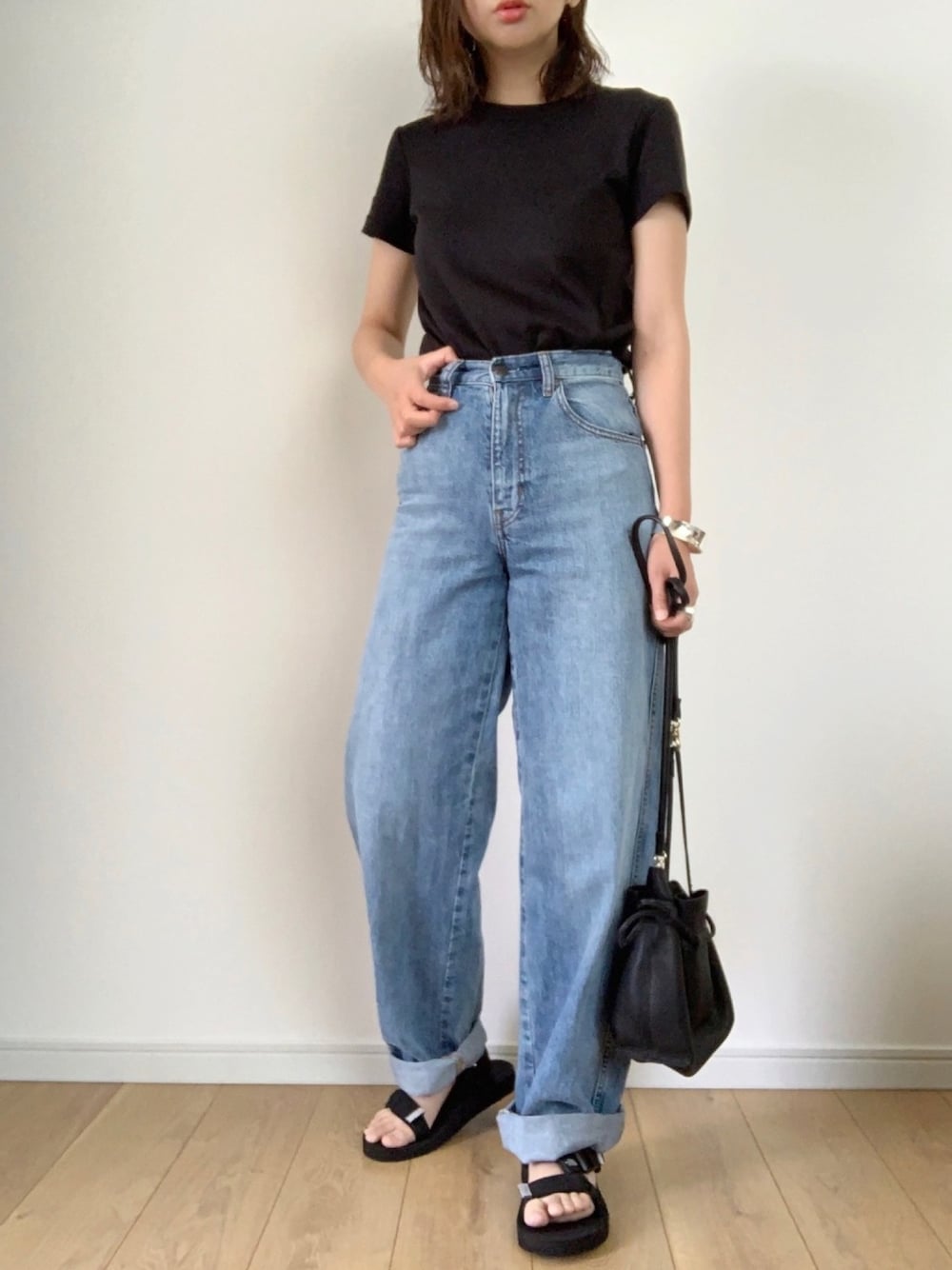 「UNIQLO U、UNIQLO、UNIQLOコーデ、ユニクロ、ハイライズワイドストレートジーンズ、クルーネックTシャツ、スポーツサンダル、巾着バッグ、シンプルコーデ、プチプラコーデ」｜「UNIQLOのクルーネックT（半袖）（Tシャツ/カットソー、ブラック系）」を使った、maiko さん（レディース・158cm）の春コーディネートの1枚目の写真