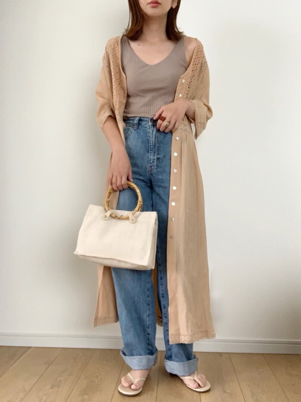 「レースガウン、ガウン、夏、ユニクロ、UNIQLO、ワイドリブブラタンクトップ、ハイライズワイドストレートジーンズ、サンダル、ママコーデ、ベージュ」｜「flowerのコットンレースガウン（その他アウター、ベージュ系）」を使った、maiko さん（レディース・157cm）の夏コーディネートの1枚目の写真