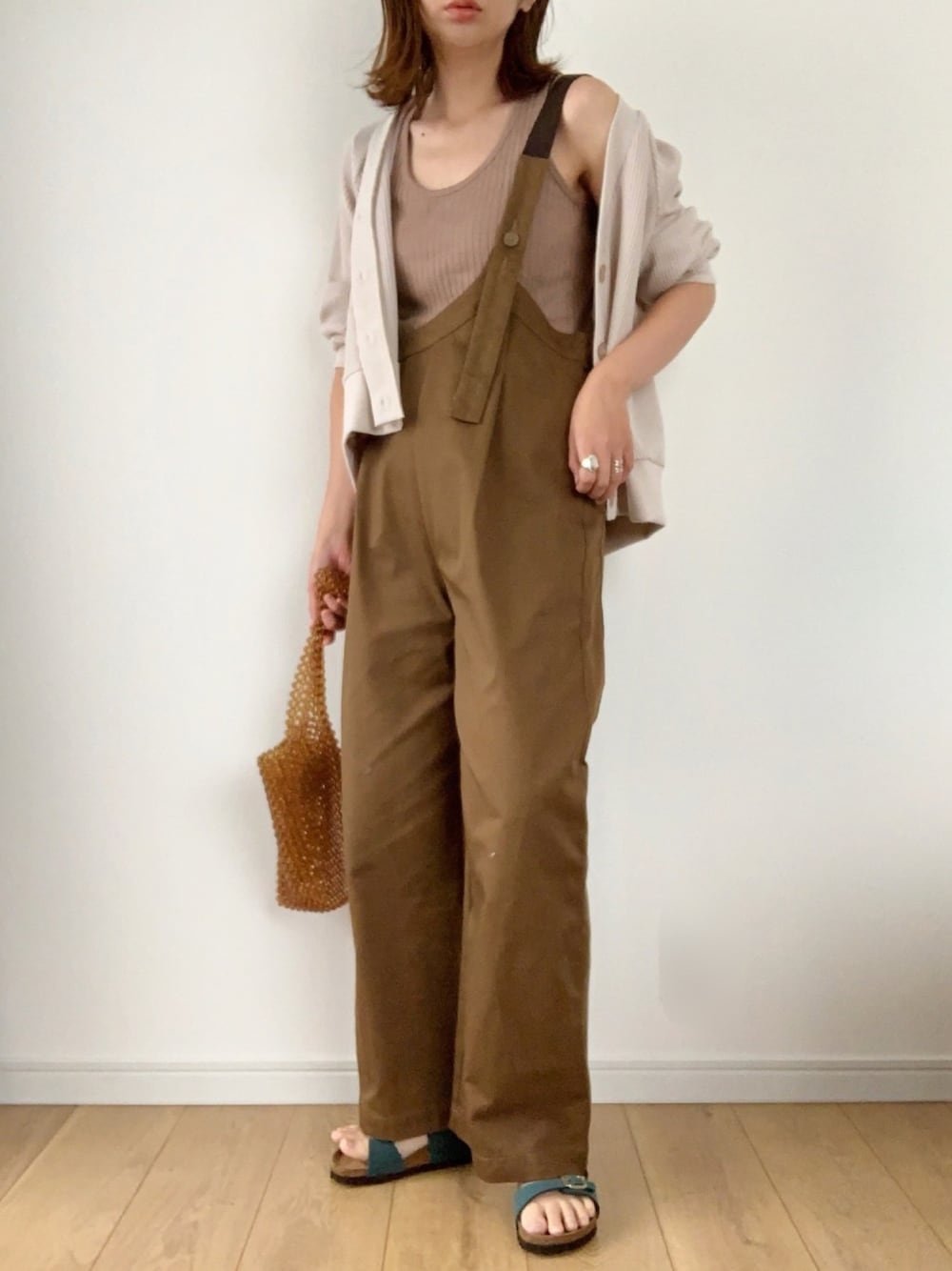 「サロペット、ワンショルダー、ワッフルカーディガン、カジュアル、birkenstock、サンダル、ビーズバッグ、ママファッション、夏コーデ、ラフ」｜「FREAK'S STOREのUNIVERSAL OVERALL×FREAK'S STORE　別注 T/Cワンショルダーサロペット（サロペット/オーバーオール、ブラウン系）」を使った、maiko さん（レディース・157cm）の夏コーディネートの1枚目の写真