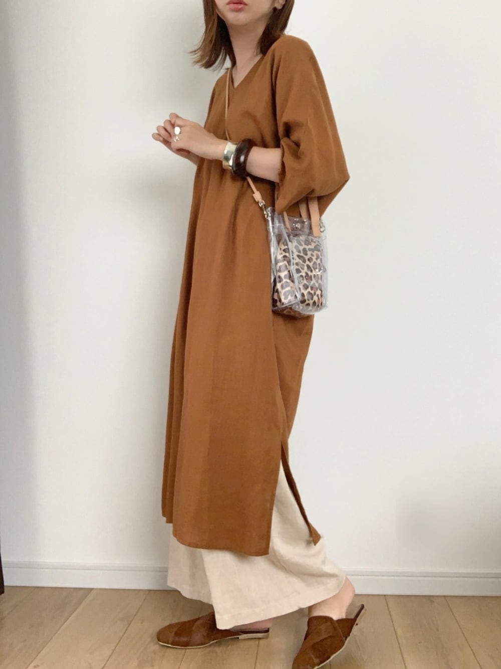 ブラウン系のワンピース、ベージュ系のその他パンツ、ブラウン系のサンダルを着用したレディースの夏コーディネートの1枚目の写真