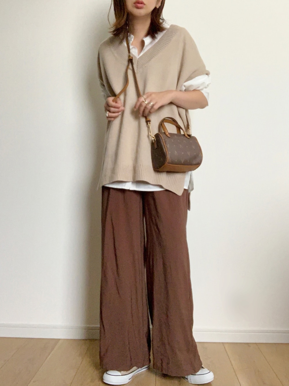 「apresjourmignon、アプレジュールミニョン、ニットベスト、白シャツ、シャツスタイル、GU、ロープベルト付きワイドパンツ、converse、プチプラコーデ、秋のコーデ」｜「apres jour mignonのニットベストシャツセット【ZOZOTOWN限定アイテム】（シャツ/ブラウス、ベージュ系）」を使った、maiko さん（レディース・158cm）の夏コーディネートの1枚目の写真