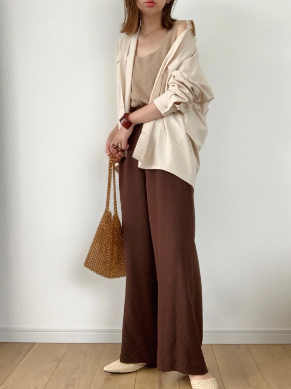 「ミリタリーシャツ、シャツスタイル、ワイドパンツ、ベージュ×ブラウン、ママファッション、秋服、秋のコーデ、大人カジュアル、ニットタンク」｜「AZUL ENCANTOの【洗濯機で洗える】【消臭効果】胸ポケットバックボリュームミリタリーシャツ（シャツ/ブラウス、ベージュ系）」を使った、maiko さん（レディース・158cm）の夏コーディネートの1枚目の写真