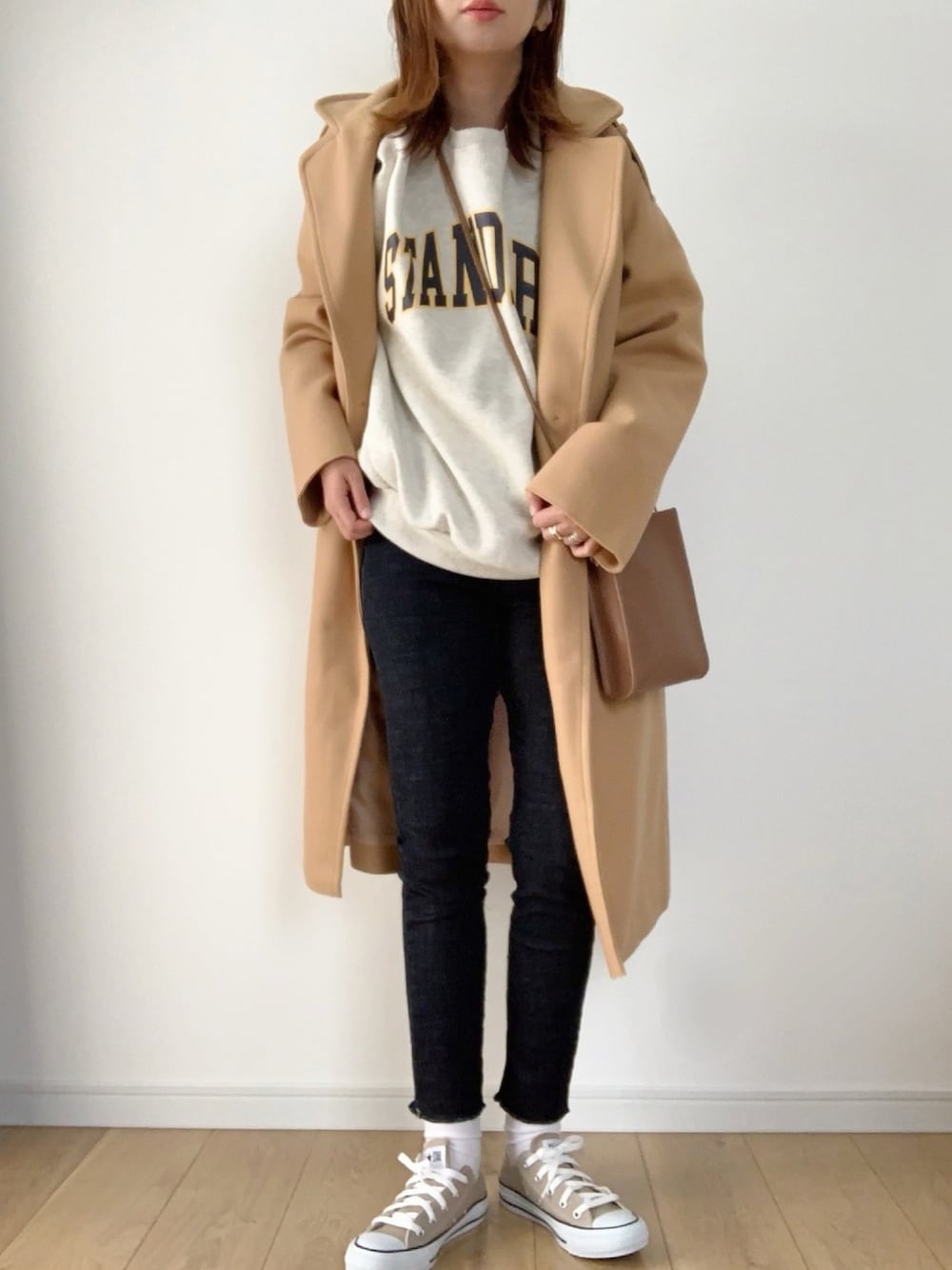 「ロゴスウェット、デニムパンツ、ロングコート、プチプラコーデ、converse、冬コーデ、パンツスタイル、ママコーデ、シンプル、ラクチンコーデ」｜「DHOLICのストラップ付ロングコート（その他アウター、ベージュ系）」を使った、maiko さん（レディース・158cm）の秋コーディネートの1枚目の写真