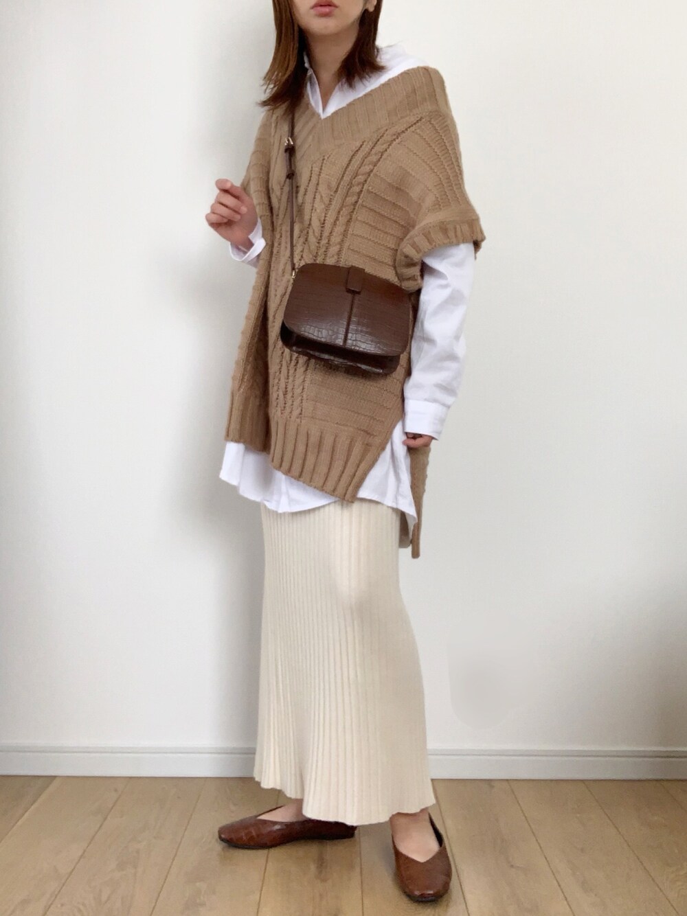 「ベスト、ロングシャツ、ロングスカート、フラットシューズ、ショルダーバッグ、ベスト×シャツ、レイヤードスタイル、秋コーデ、きれいめカジュアル、ママコーデ」｜「INTER FACTORYのINTER FACTORY　スリットアランニットベスト（ニット/セーター、ベージュ系）」を使った、maiko さん（レディース・158cm）の秋コーディネートの1枚目の写真
