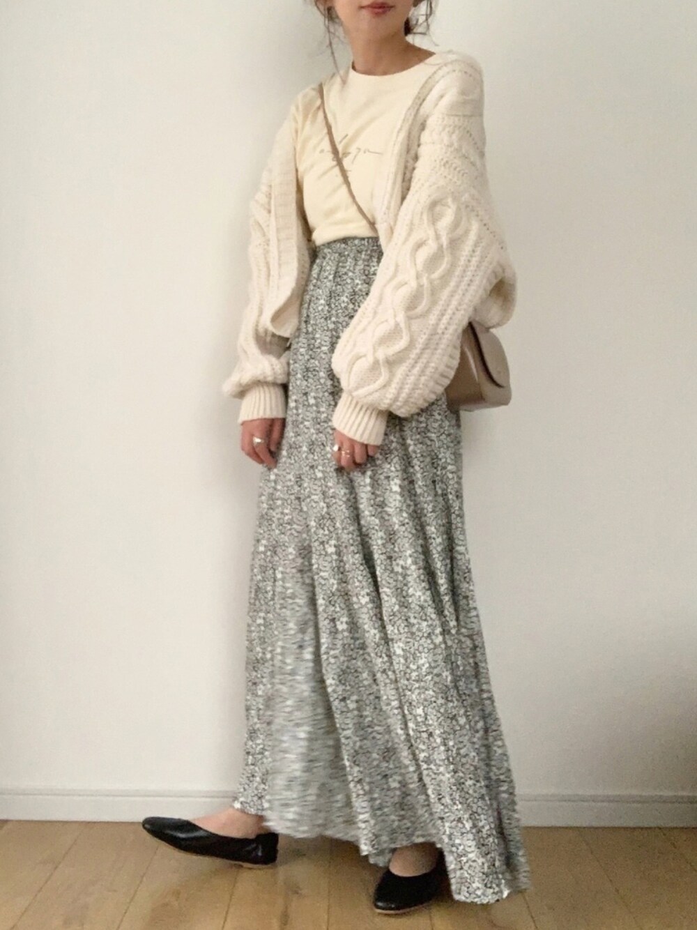 「ケーブルカーディガン、カーディガン、ロゴT、花柄スカート、フラットシューズ、プチプラ、ロングスカート、ママファッション、ショルダーバッグ、プチプラコーデ」｜「fifthのケーブルショートカーディガン（カーディガン/ボレロ、ホワイト系）」を使った、maiko さん（レディース・158cm）の冬コーディネートの1枚目の写真