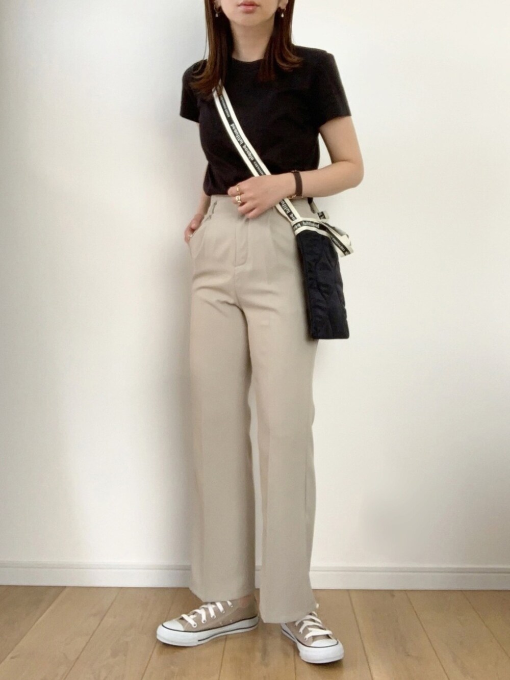 「部屋撮り、クルーネックT、ユニクロ、UNIQLO、apresjourmignon、プチプラコーデ、プチプラ、春夏コーデ、フレアパンツ、converse」｜「UNIQLOのクルーネックT（半袖）（Tシャツ/カットソー、ブラック系）」を使った、maiko さん（レディース・159cm）の春コーディネートの1枚目の写真