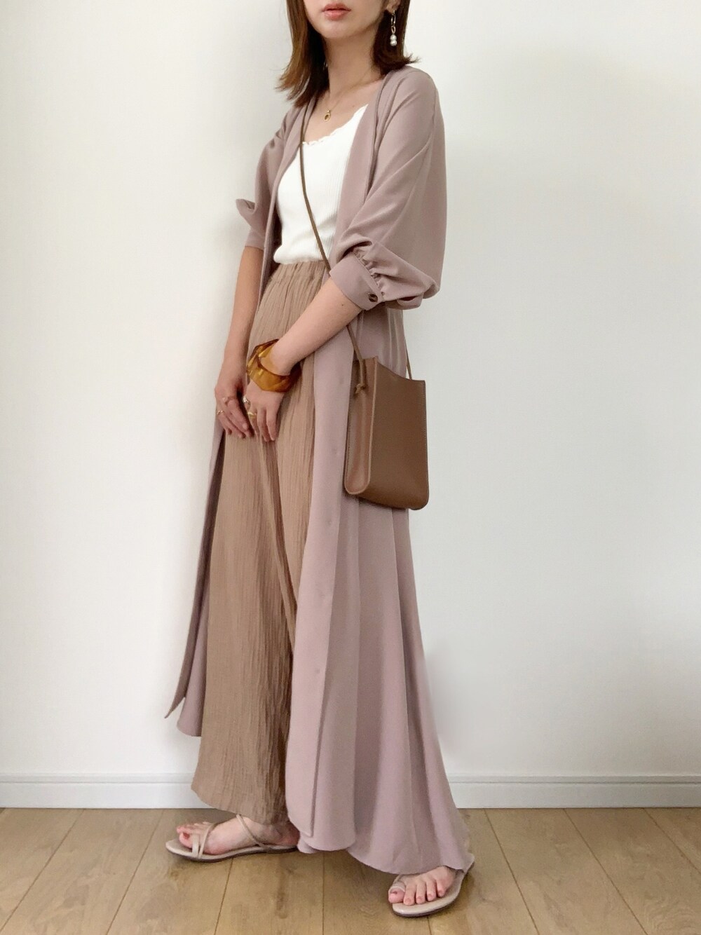 「ロングワンピース、ワンピース、ワイドパンツ、楽チンコーデ、キャミソール、サンダルコーデ、くすみカラー、ショルダーバッグ、ワンピーススタイル、大人カジュアル」｜「INTER FACTORYのWEARISTA maiko × INTER FACTORY　Vネックフレアロングワンピース（ワンピース、ベージュ系）」を使った、maiko さん（レディース・159cm）の夏コーディネートの1枚目の写真