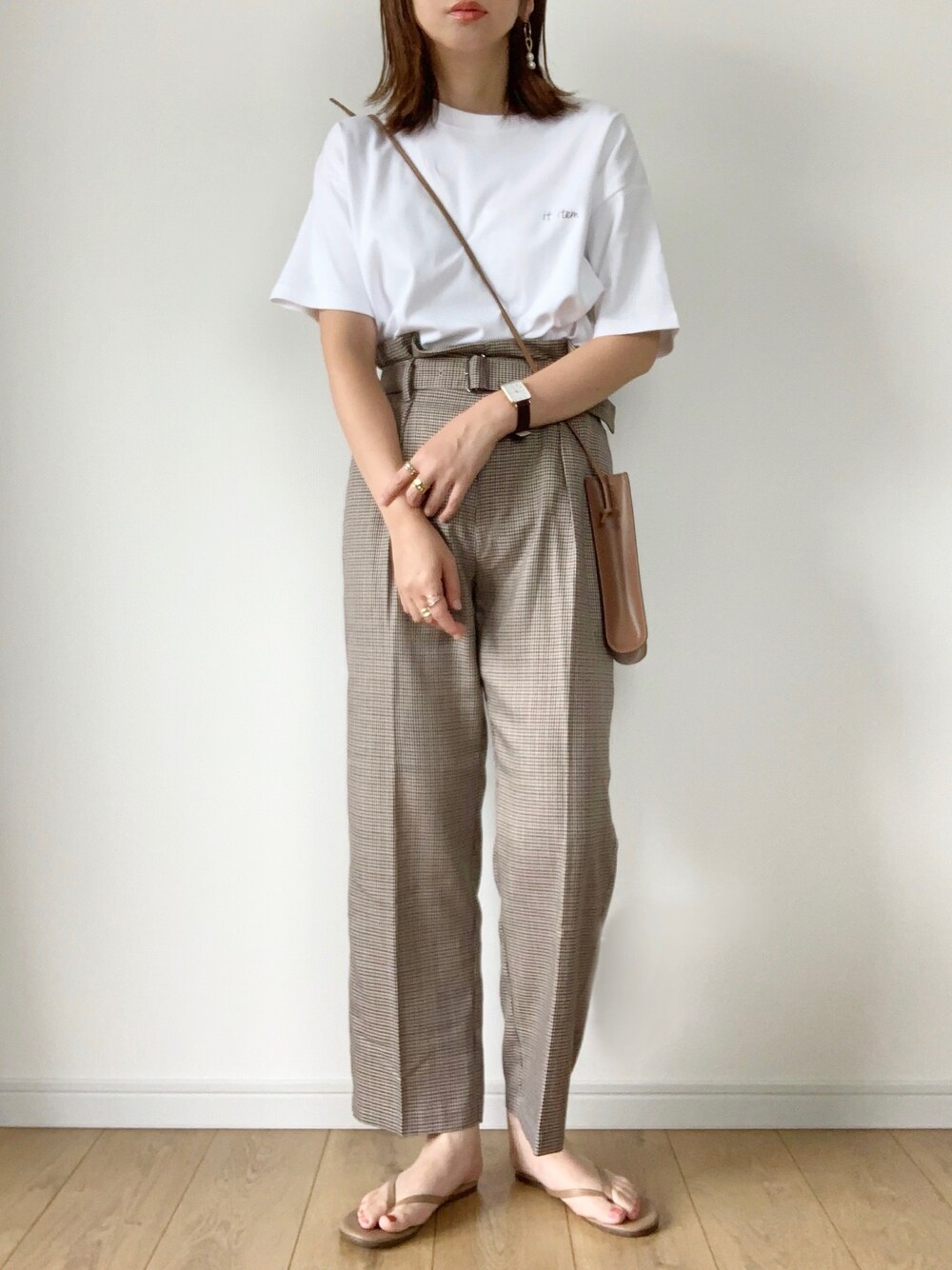 ホワイト系のTシャツ/カットソー、ベージュ系のパンツ、イエロー系のハンドバッグを着用したレディースの夏コーディネートの1枚目の写真