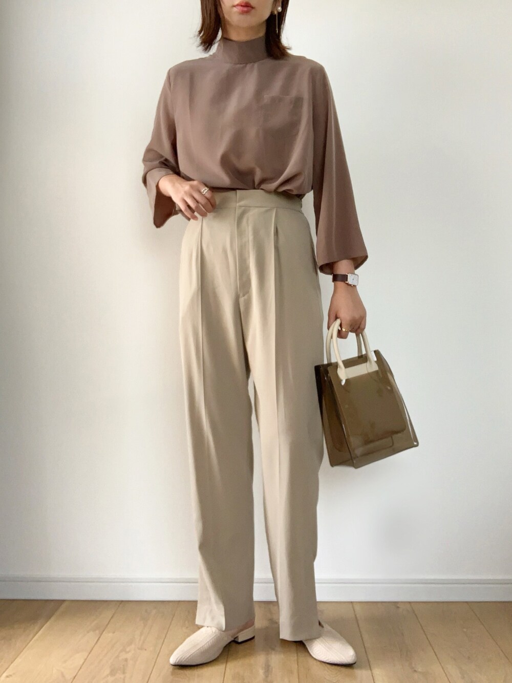 ブラウン系のシャツ/ブラウス、ベージュ系のその他パンツ、ベージュ系のサンダルを着用したレディースの夏コーディネートの1枚目の写真