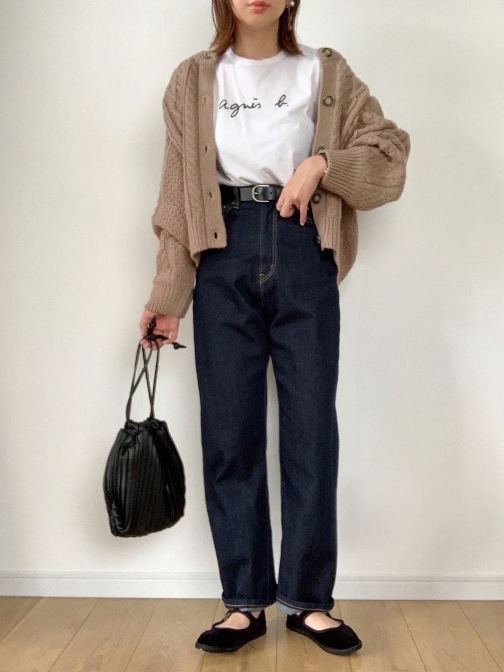 「UNIQLO、ユニクロ、GU、ケーブルコクーンカーディガン、ヴィンテージベルト、秋コーデ、プチプラ、プチプラコーデ、カンフーシューズ、ニットカーディガン」｜「agnes b.のS137 TS　ロゴTシャツ（Tシャツ/カットソー、ホワイト系）」を使った、maiko さん（レディース・159cm）の秋コーディネートの1枚目の写真