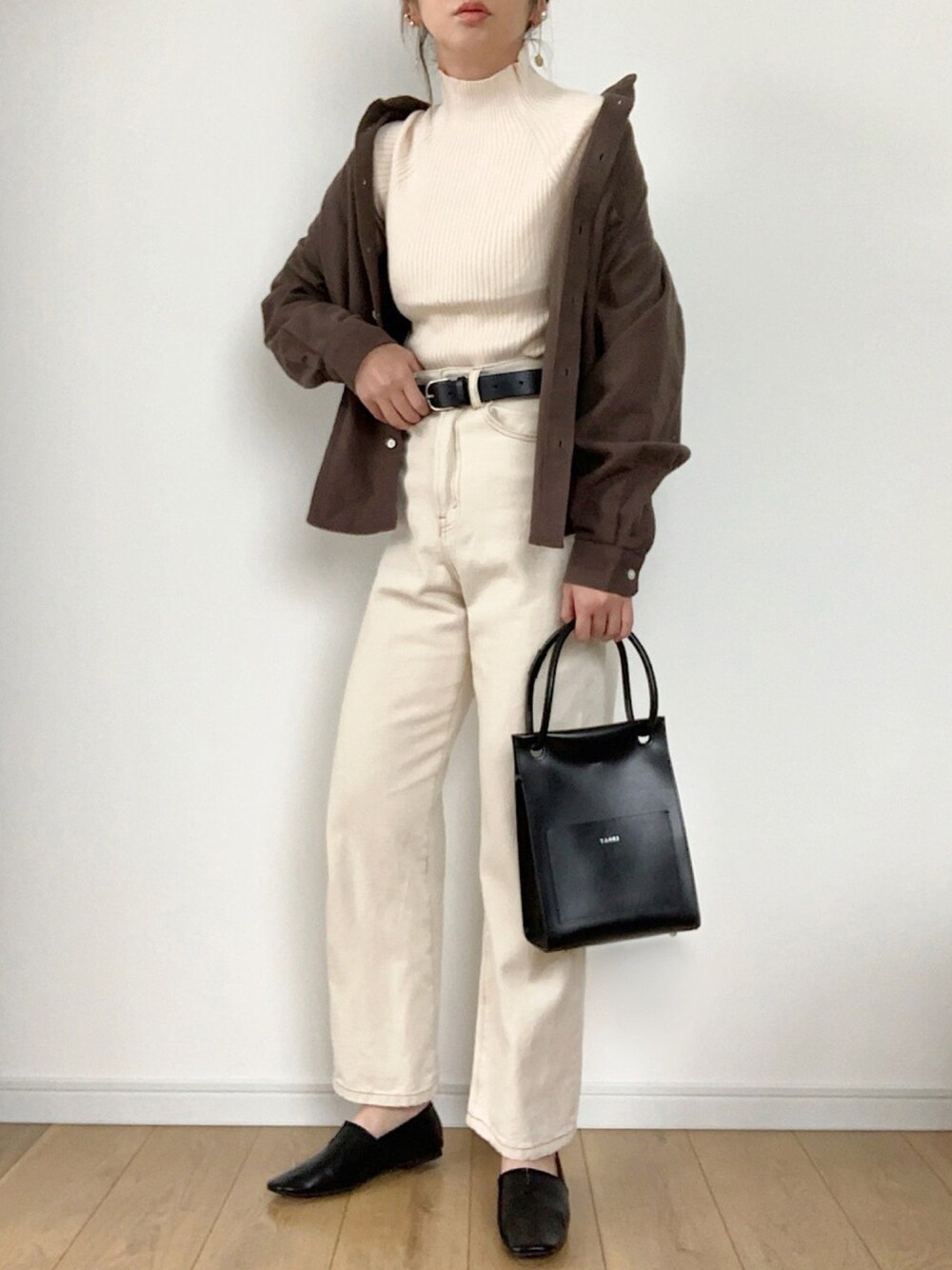 「秋のマイ旬スタイル、ハイネック、GU、フランネルスタンドカラーシャツ、ハイウエストデニム、フラットシューズ、ベルト、プチプラ、プチプラコーデ、秋のコーデ」｜「SENSE OF PLACE by URBAN RESEARCHの【一部カラーWEB先行販売】ストレッチリブハイネックセーター（ニット/セーター、ホワイト系）」を使った、maiko さん（レディース・159cm）の秋コーディネートの1枚目の写真