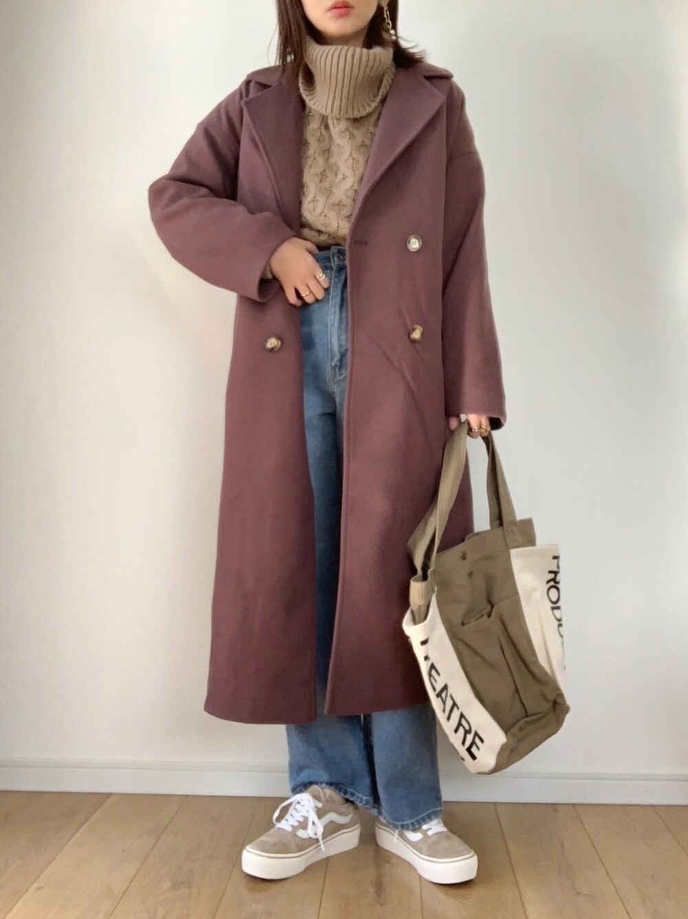 「チェスターコート、ロングコート、シンプルコーデ、タートルネック、タートルネックニット、VANS、大人カジュアル、スニーカー、冬コーデ、休日コーデ」｜「Aunt Marie'sのオーバーダブルチェスターコート / Aunt Marie’ｓ 2020AW（チェスターコート、パープル系）」を使った、maiko さん（レディース・159cm）の秋コーディネートの1枚目の写真