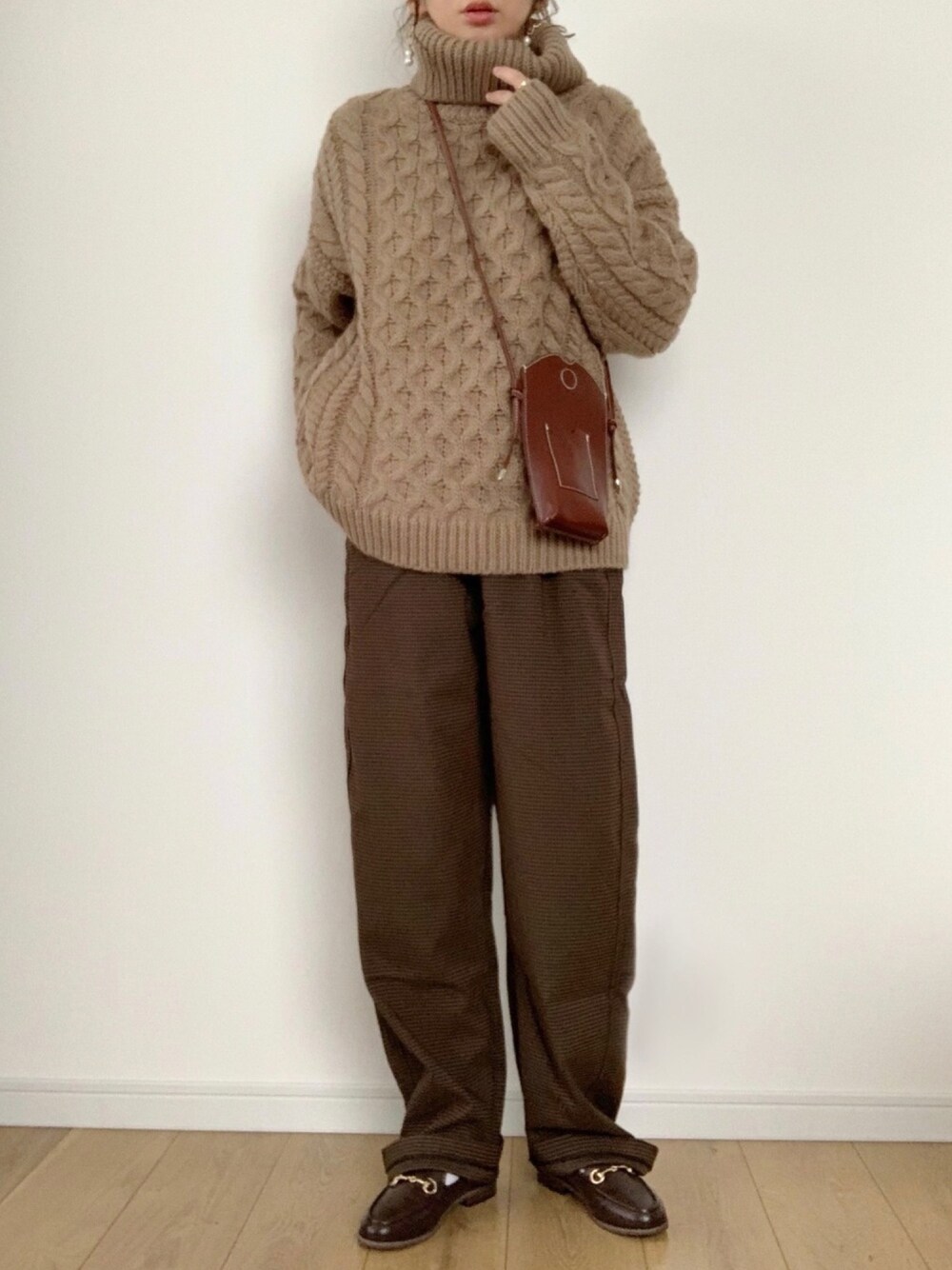 グリーン系のニット/セーター、ブラウン系のその他パンツ、ブラウン系のその他シューズを着用したレディースの秋コーディネートの1枚目の写真