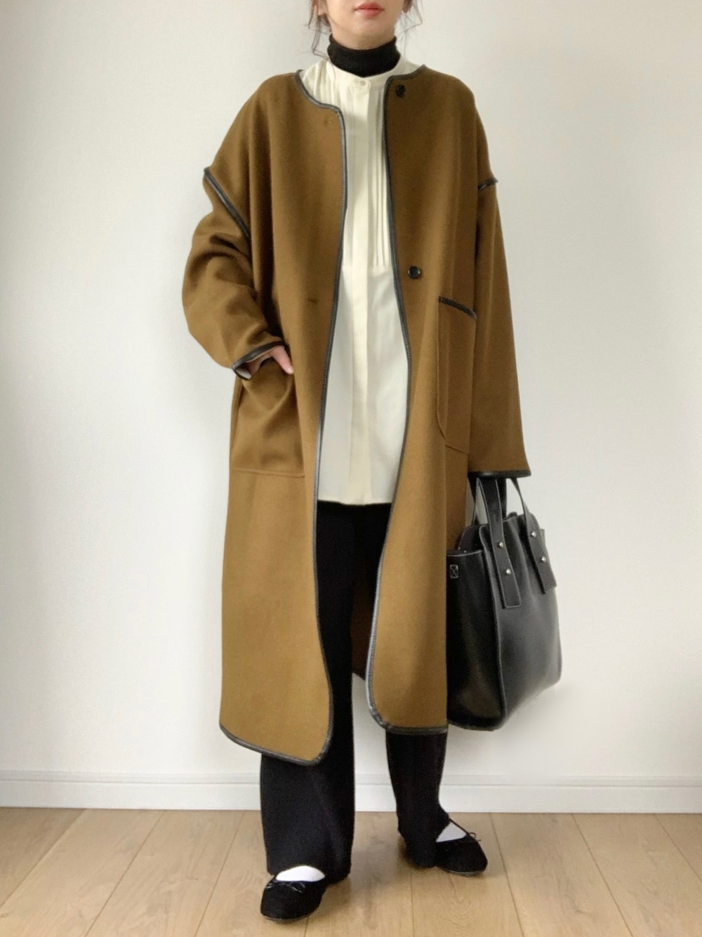 ホワイト系のシャツ/ブラウス、グリーン系のノーカラーコート、ブラウン系のバレエシューズを着用したレディースの冬コーディネートの1枚目の写真