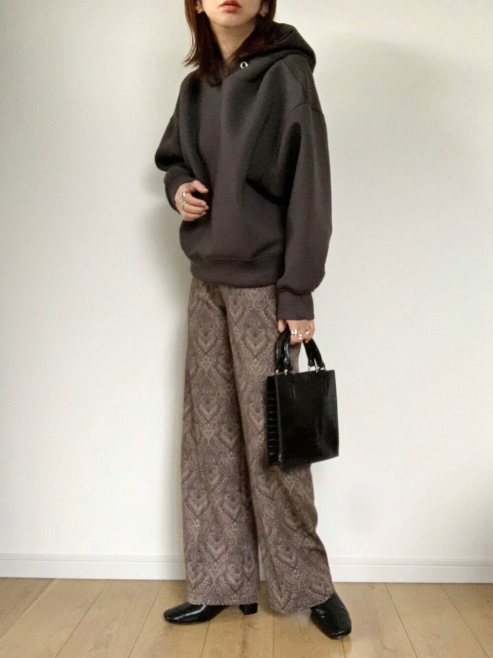 「リエディ、ReEDIT、リエディスタ、PR、柄パンツ、ワイドパンツ、パーカー、パーカーコーデ、GRL、プチプラコーデ」｜「Re:EDITのボリュームダンボールパーカー（パーカー、ブラック系）」を使った、maiko さん（レディース・159cm）の冬コーディネートの1枚目の写真