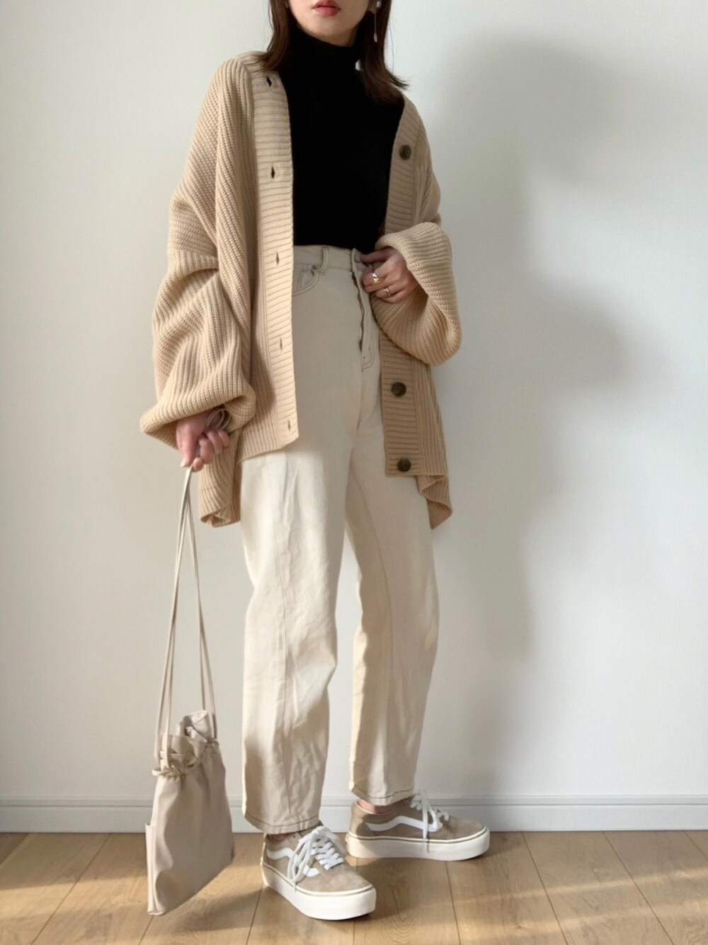 「私の推しブランド、INTERFACTORY、カーディガン、ハイネック、ハイウエストデニム、白パンツ、VANS、ゆるコーデ、シンプル、着回しコーデ」｜「INTER FACTORYのWEARISTA maiko × INTER FACTORY　ボリュームスリーブゆるニットカーディガン（カーディガン/ボレロ、ベージュ系）」を使った、maiko さん（レディース・159cm）の冬コーディネートの1枚目の写真
