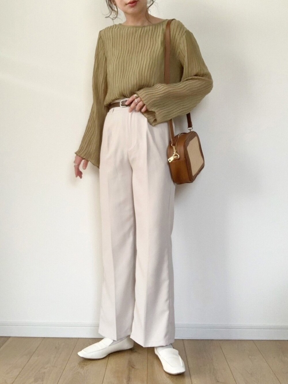 グリーン系のシャツ/ブラウス、ホワイト系のその他パンツ、ブラウン系のショルダーバッグを着用したレディースの冬コーディネートの1枚目の写真