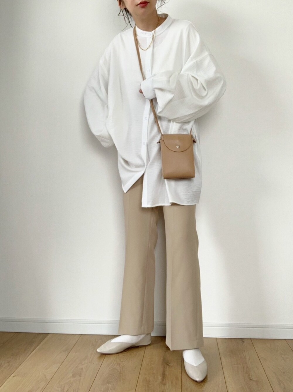 ホワイト系のシャツ/ブラウス、イエロー系のその他パンツ、イエロー系のトートバッグを着用したレディースの春コーディネートの1枚目の写真