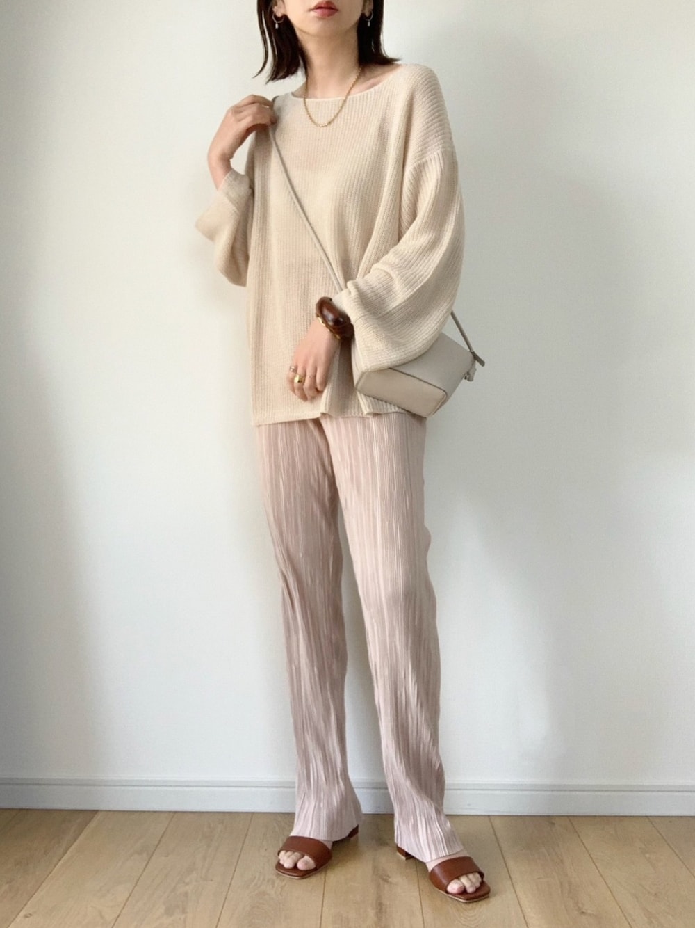 「GRL、UNIQLO、プチプラ、プチプラコーデ、プリーツパンツ、シアーニット、サンダル、リラックススタイル、淡色コーデ、シンプル」｜「GRLの透かし編みニットトップス（ニット/セーター、ベージュ系）」を使った、maiko さん（レディース・159cm）の春コーディネートの1枚目の写真