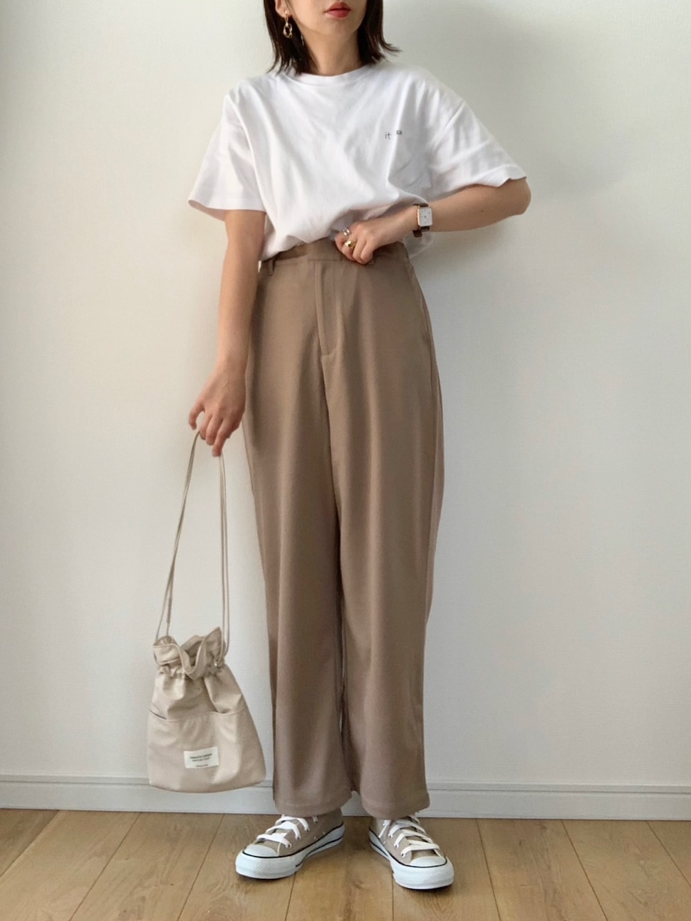 ホワイト系のTシャツ/カットソー、ベージュ系のセットアップ、ベージュ系のショルダーバッグを着用したレディースの春コーディネートの1枚目の写真