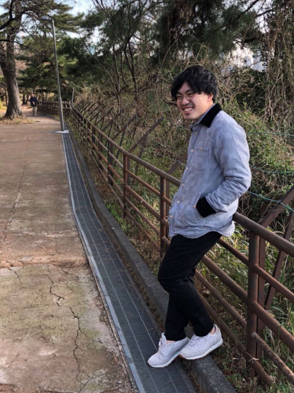 「スニーカー、ブルゾン、UNIQLO、白スニーカー」｜「Maison Kitsuneのアイテム（ブルゾン、ブルー系）」を使った、Takaさん（メンズ・171cm）の春コーディネートの1枚目の写真