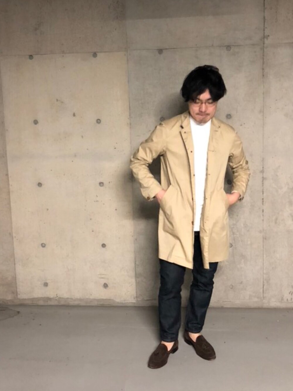 「春コーデ、大人カジュアル、キレイめ、ステンカラーコート、白シャツ」｜「EDIFICEのアイテム（ステンカラーコート、ベージュ系）」を使った、Takaさん（メンズ・171cm）の春コーディネートの1枚目の写真