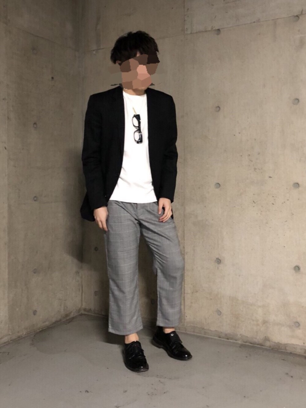 「シンプルコーデ、お洒落さんとつながりたい、デート、白Tシャツ、テーラードジャケット、チェック、アンクルパンツ、無印良品」｜「COMME CA MENのアイテム（テーラードジャケット、ブラック系）」を使った、Takaさん（メンズ・171cm）の春コーディネートの1枚目の写真