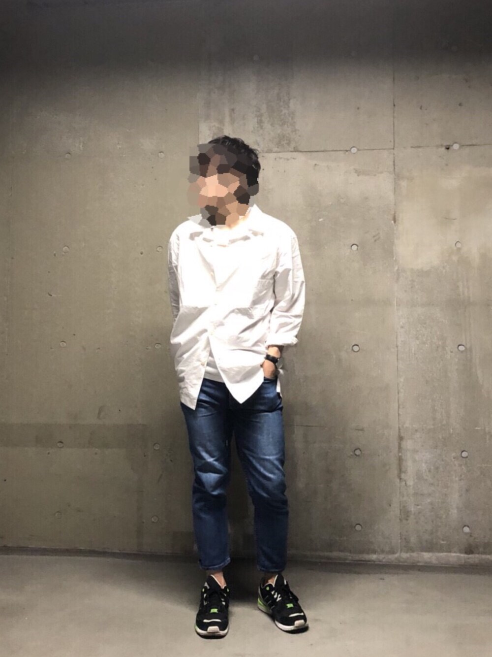 「オーバーサイズ、オープンカラーシャツ、開襟シャツ、スニーカー、デニム、ゆるコーデ、白シャツ」｜「GUのアイテム（シャツ/ブラウス、ホワイト系）」を使った、Takaさん（メンズ・171cm）の春コーディネートの1枚目の写真