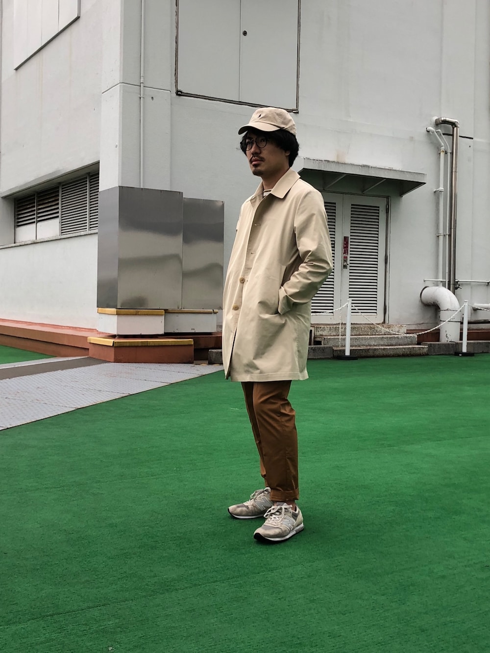「きれいめカジュアル」｜「EDIFICEのアイテム（その他パンツ、ブラウン系）」を使った、Takaさん（メンズ・171cm）の春コーディネートの1枚目の写真