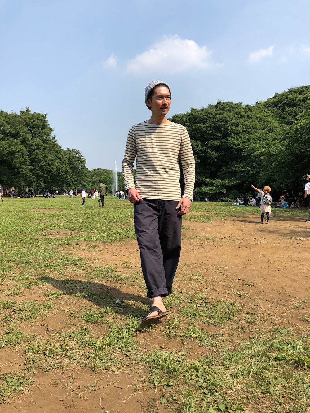 「春夏コーデ、Tシャツ」｜「JOURNAL STANDARDのアイテム（チノパンツ、その他）」を使った、Takaさん（メンズ・171cm）の春コーディネートの1枚目の写真
