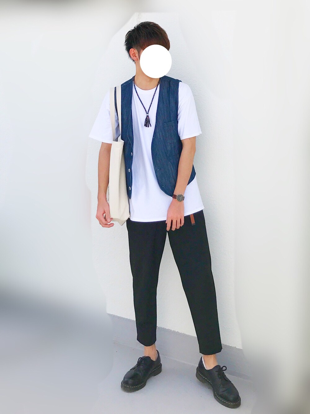 ホワイト系のTシャツ/カットソー、ブラック系のスラックス、ブラック系のブーツを着用したメンズの春コーディネートの1枚目の写真