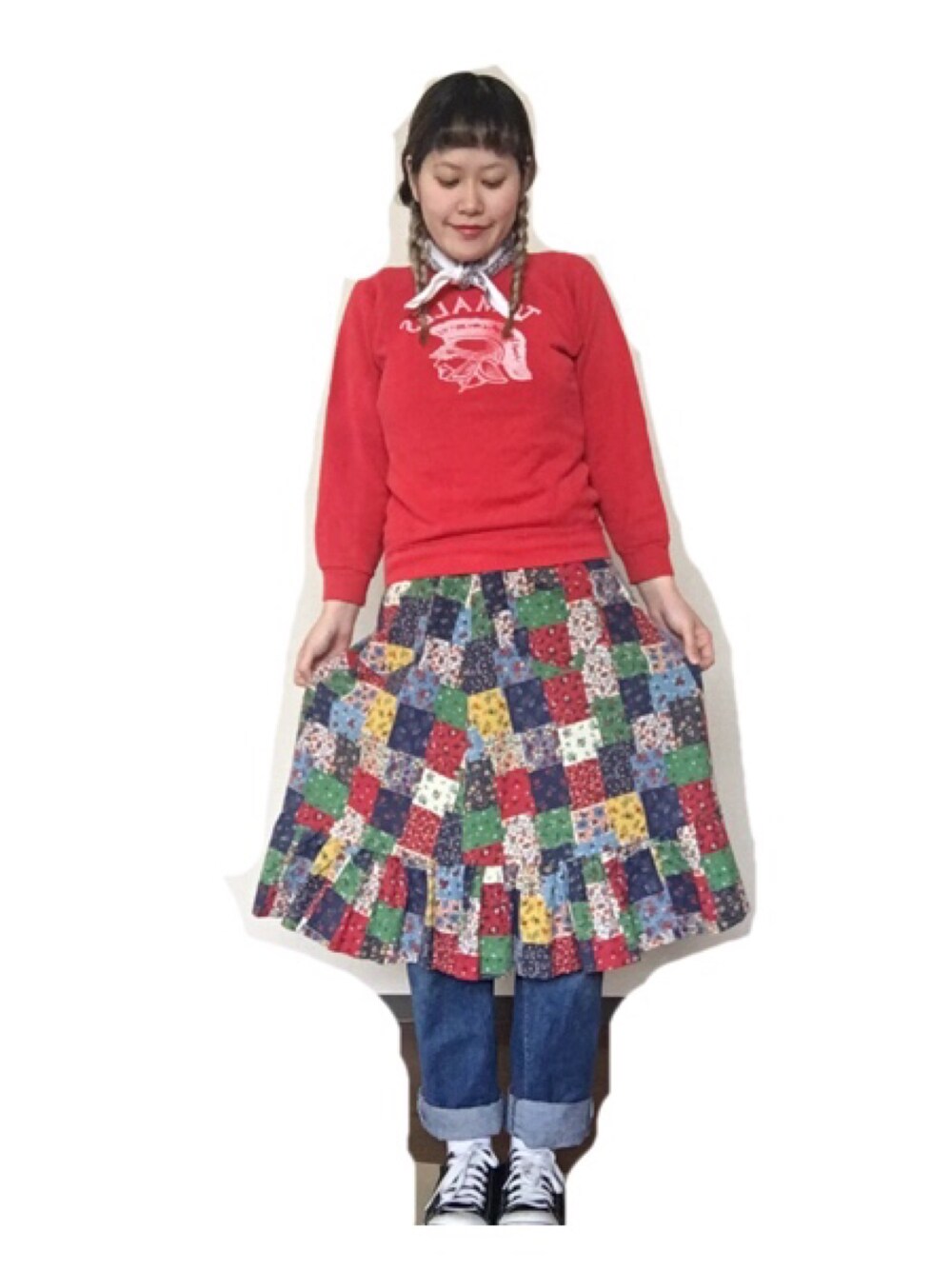 「カジュアル、パッチワーク、70s、古着、vintage、デニム、みつあみ、赤、カラフル」｜「CONVERSEのアイテム（スニーカー、ブラック系）」を使った、なつおさん（レディース・165cm）の春コーディネートの1枚目の写真