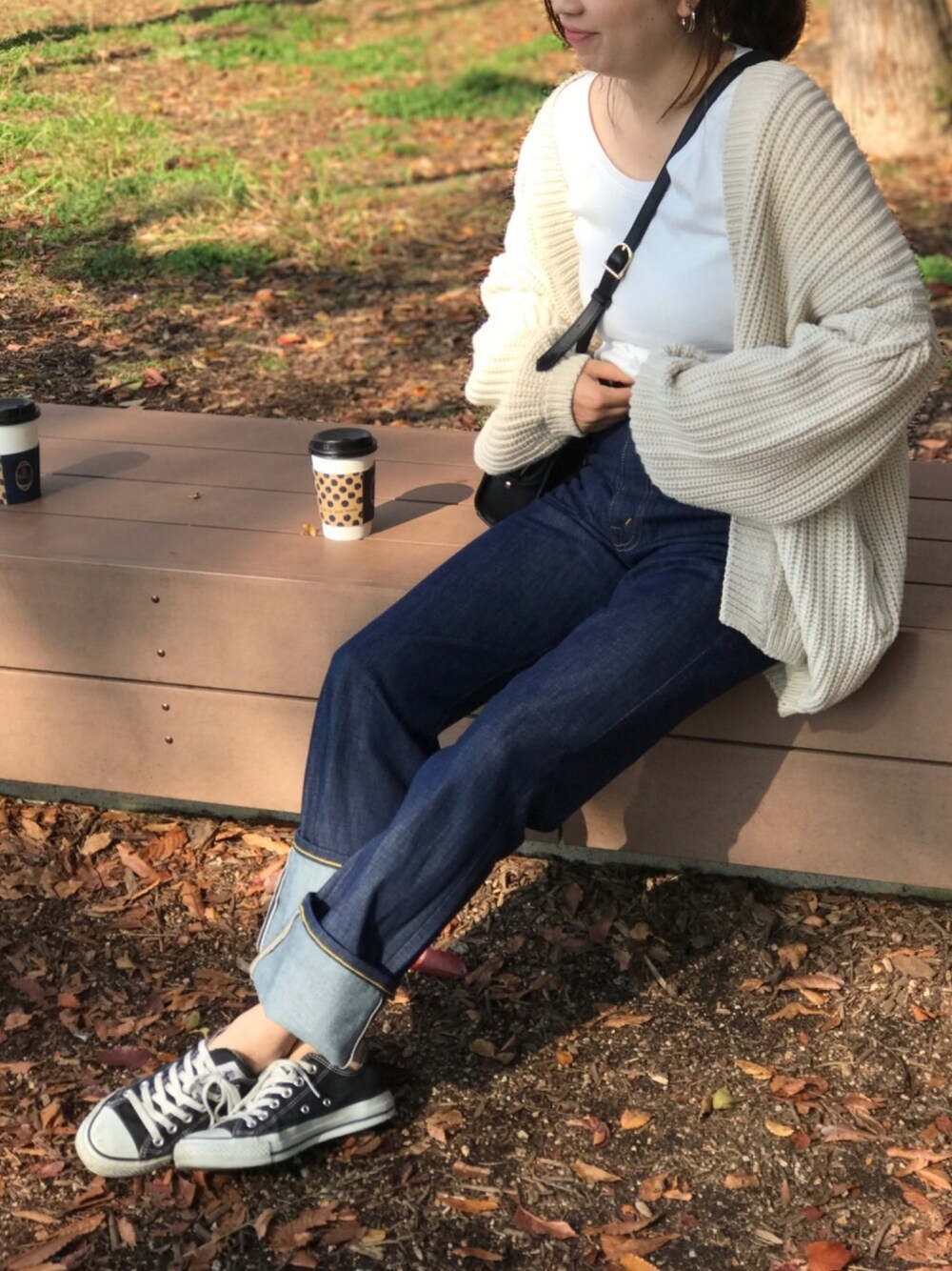 「公園スタイル、朝カフェ、休日コーデ、ママコーデ、シンプルカジュアル、大人カジュアル、ニットカーディガン、701」｜「LEVI'S VINTAGE CLOTHINGの【Levi's Vintage Clothing】ストレートデニム 1950s 701 WOMEN（デニムパンツ、ブルー系）」を使った、UDさん（レディース・164cm）の秋コーディネートの1枚目の写真