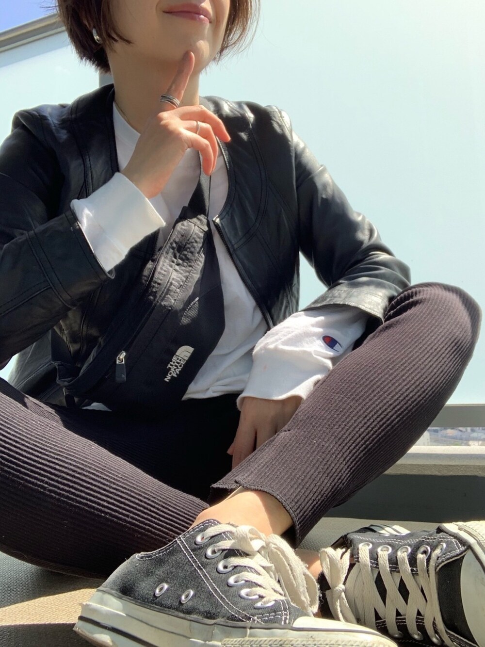 ホワイト系のTシャツ/カットソー、ブラック系のスニーカー、ブラック系のボディバッグ/ウエストポーチを着用したレディースの春コーディネートの1枚目の写真