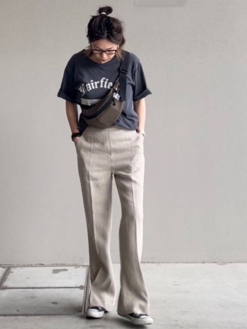 グレー系のTシャツ/カットソー、ブラウン系のボディバッグ/ウエストポーチ、その他のパンツを着用したレディースの春コーディネートの1枚目の写真