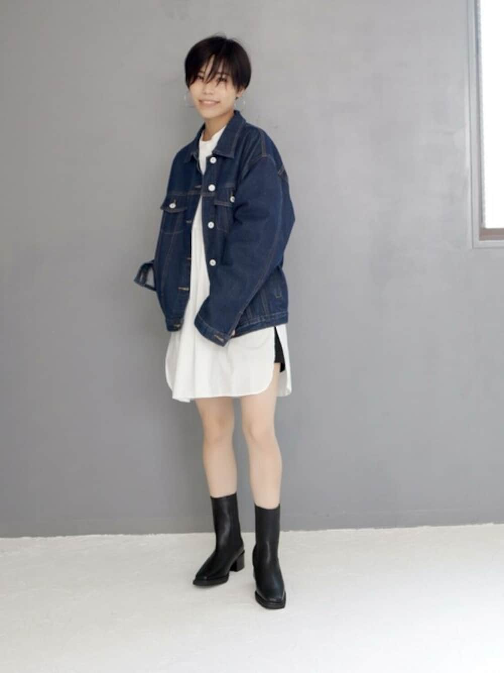 「シンプル、ブラック、デニムジャケット、ショートパンツ、ショートブーツ、レディース、コーディネート、シャツスタイル、ショートカット」｜「SOROTTOのスクエアトゥのヒールサイドゴアブーツ（ブーツ、ブラック系）」を使った、sr__hさん（レディース・158cm）の秋コーディネートの1枚目の写真