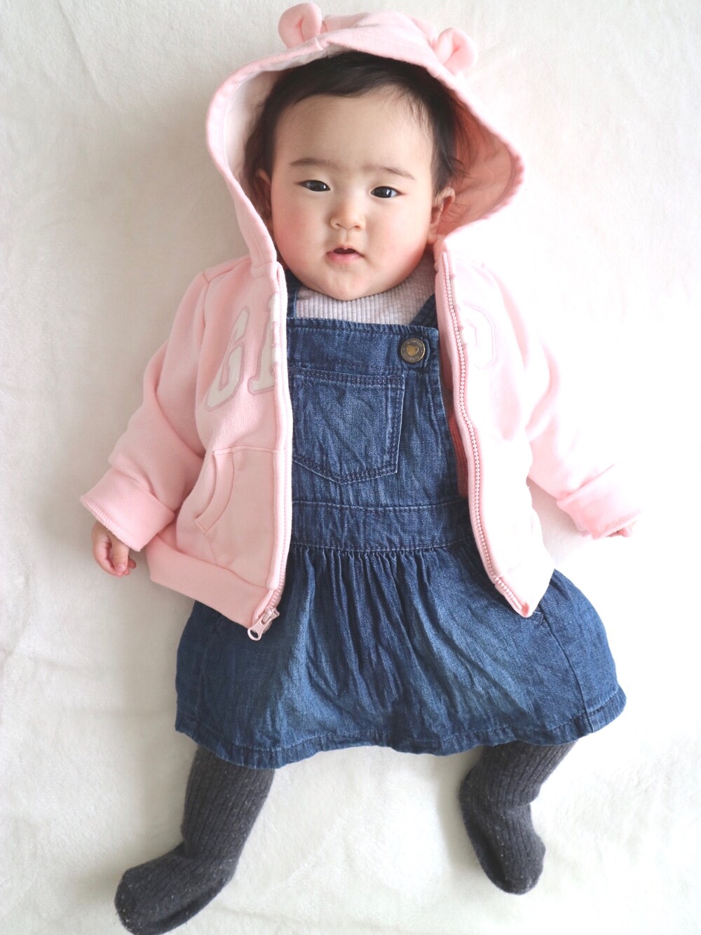 「キッズファッション、女の子コーデ、プティマイン(petit main)、babygap、くまみみ」｜「petit mainの無地リブタイツ（タイツ/ストッキング、グレー系）」を使った、FUKUさん（キッズ・70cm）の冬コーディネートの1枚目の写真