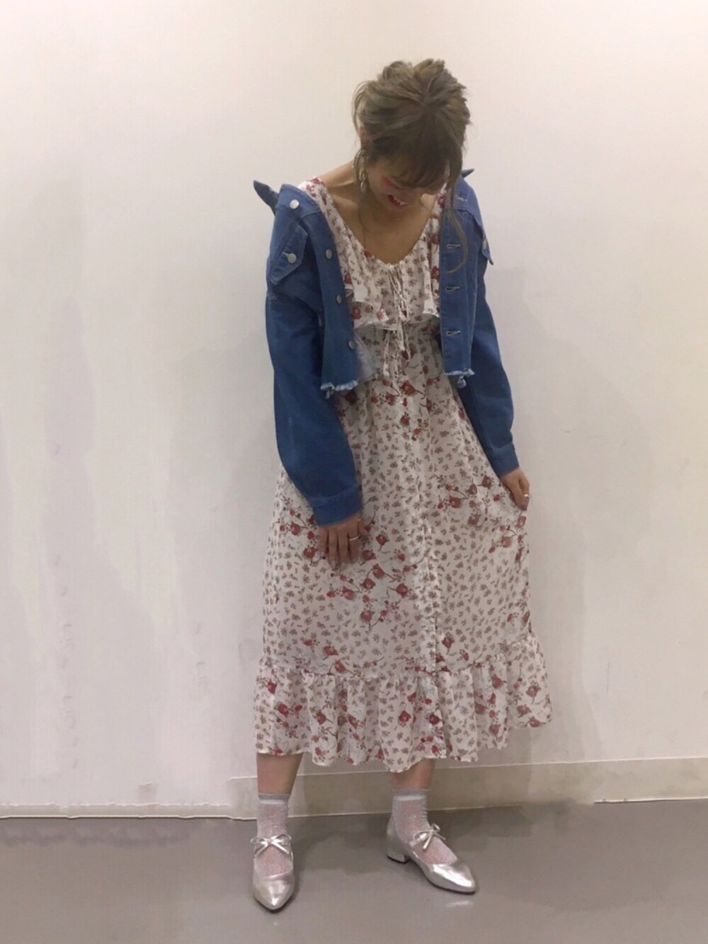 「オトナカジュアル、デニム、ガーリー、ロングワンピース、花柄ワンピース、花柄、Gジャン、カンフーシューズ、ワンピース、マキシ丈ワンピース」｜「AS KNOW AS PINKYのリボンでゆる☆Ｇジャン【ジャケット】（デニムジャケット、ブルー系）」を使った、chisatoyamamotoさん（レディース・169cm）の冬コーディネートの1枚目の写真