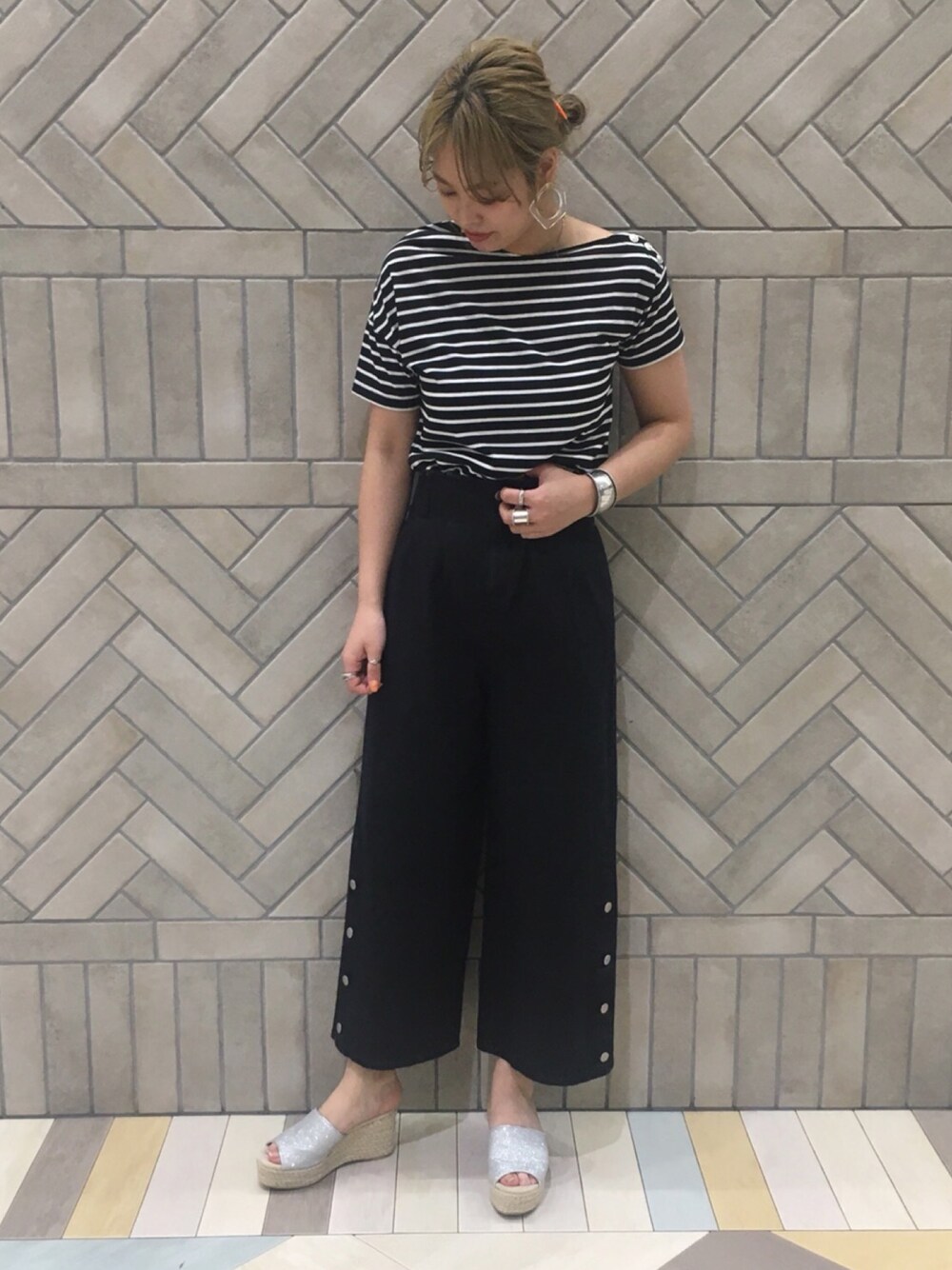 「夏、カジュアル、パンツスタイル、デニムパンツ、ワイドデニム、黒、グリッターサンダル、サイドボタン、ワンショルダー、ワンショル」｜「AS KNOW AS PINKYのアイテム（Tシャツ/カットソー、ブラック系）」を使った、chisatoyamamotoさん（レディース・169cm）の夏コーディネートの1枚目の写真