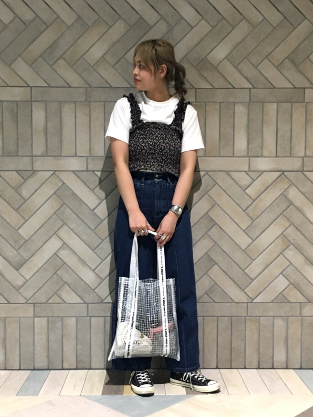 「シンプルコーデ、オトナカジュアル、デニムパンツ、白Tシャツ、PVCトート、ロゴトート、ビスチェ、ベアトップ、デニムワイドパンツ、ビスチェ×デニム」｜「AS KNOW AS PINKYのくしゅベア☆ＳＥＴプルオーバー【半袖・ＰＯ】（Tシャツ/カットソー、ブラック系）」を使った、chisatoyamamotoさん（レディース・169cm）の春コーディネートの1枚目の写真