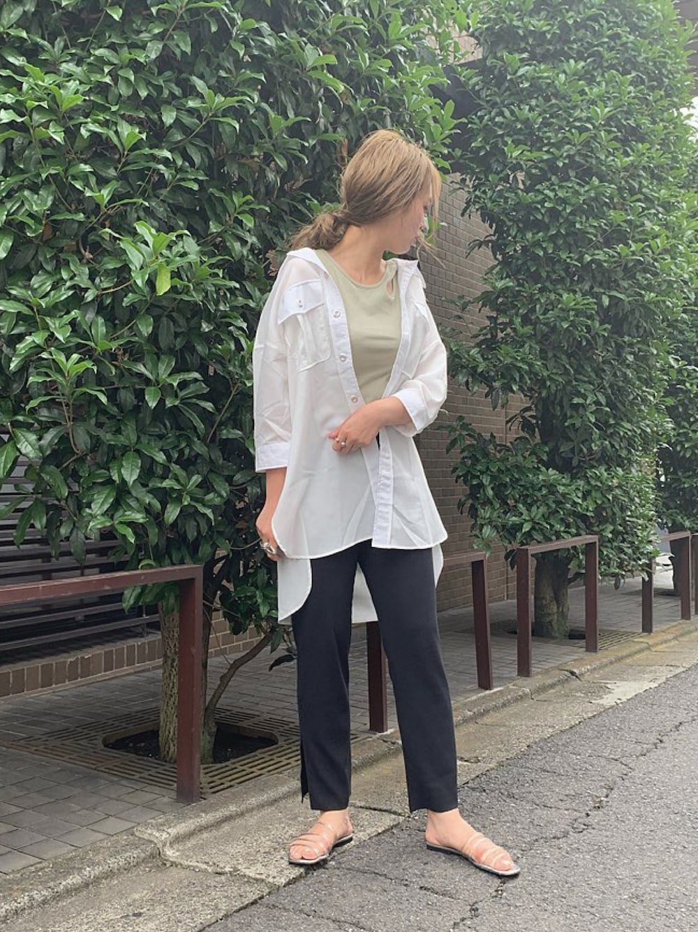 「休日スタイル、楽チンコーデ、オトナカジュアル、リラックススタイル、ビッグシャツ、変形タンク、リブパンツ、羽織り、シアーシャツ、スリットパンツ」｜「AS KNOW AS PINKYのゆる7分袖BIGシャツジャケット（その他アウター、ホワイト系）」を使った、chisatoyamamotoさん（レディース・170cm）の夏コーディネートの1枚目の写真