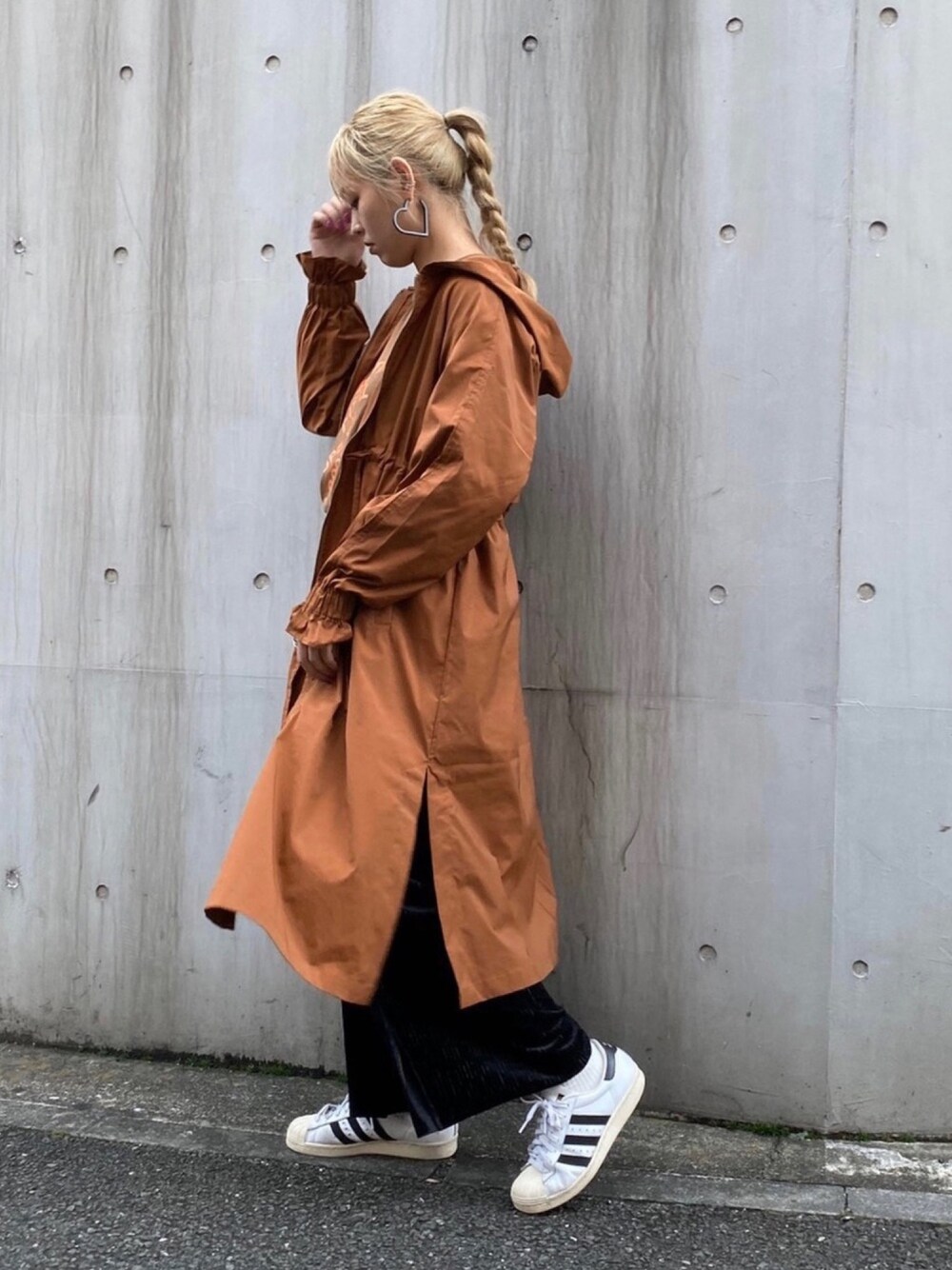 「オトナ女子、ラクチンコーデ、シンプル、くすみカラー、オーバーサイズ、ビッグシルエット」｜「AS KNOW AS PINKYのアイテム（モッズコート、オレンジ系）」を使った、chisatoyamamotoさん（レディース・169cm）の春コーディネートの1枚目の写真