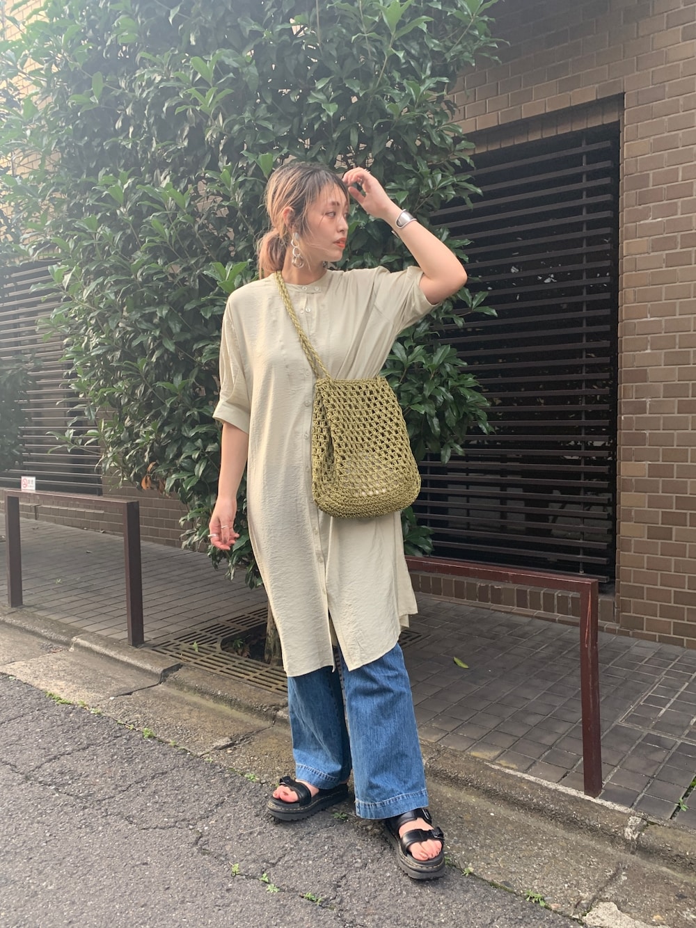 「シンプル、リラックススタイル、夏、オトナカジュアル、ワンピース、大人コーデ、シンプルコーデ、高身長女子、シャツワンピ、シャツワンピース」｜「AS KNOW AS PINKYのレーヨンNバンドカラーシャツワンピース（シャツワンピース、グリーン系）」を使った、chisatoyamamotoさん（レディース・169cm）の夏コーディネートの1枚目の写真