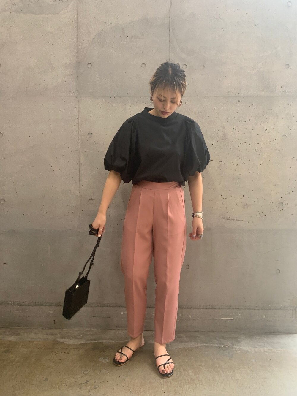 「シンプル、ボリューム袖、休日スタイル、オトナカジュアル、夏セールで買いました、大人コーデ、高身長女子、カラーパンツ、テーパードパンツ、ブラウス」｜「AS KNOW AS PINKYのボリュームスリーブブラウス（シャツ/ブラウス、ブラック系）」を使った、chisatoyamamotoさん（レディース・169cm）の夏コーディネートの1枚目の写真